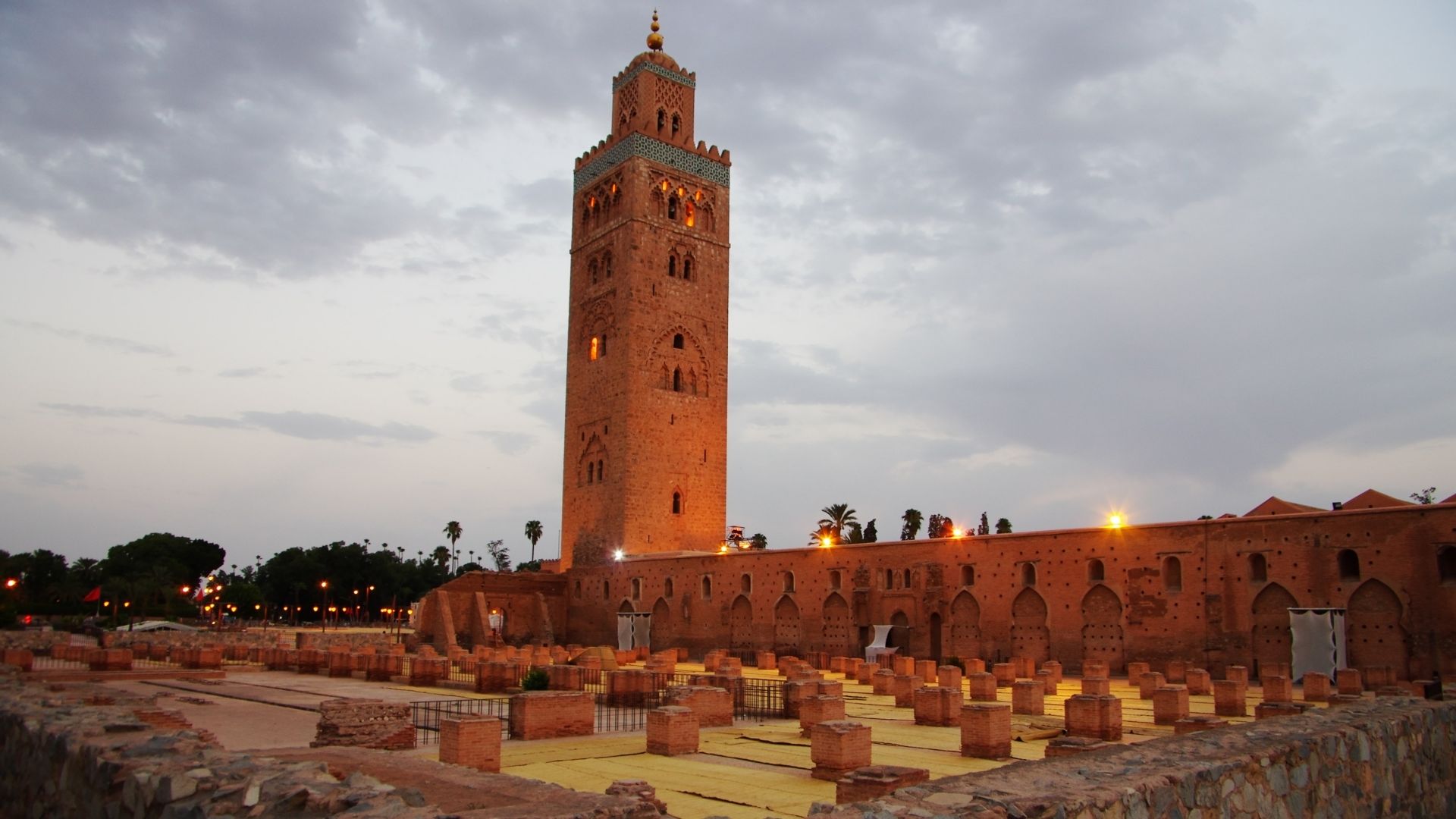 Llegada por la mañana a Marrakech y visita guiada.